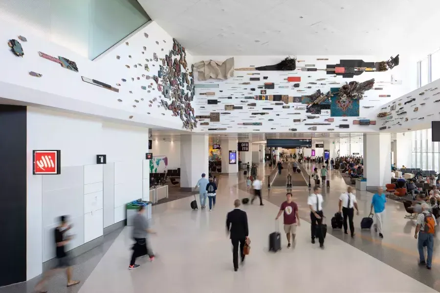 Kunstwerke hängen im Terminal 1 des SFO.